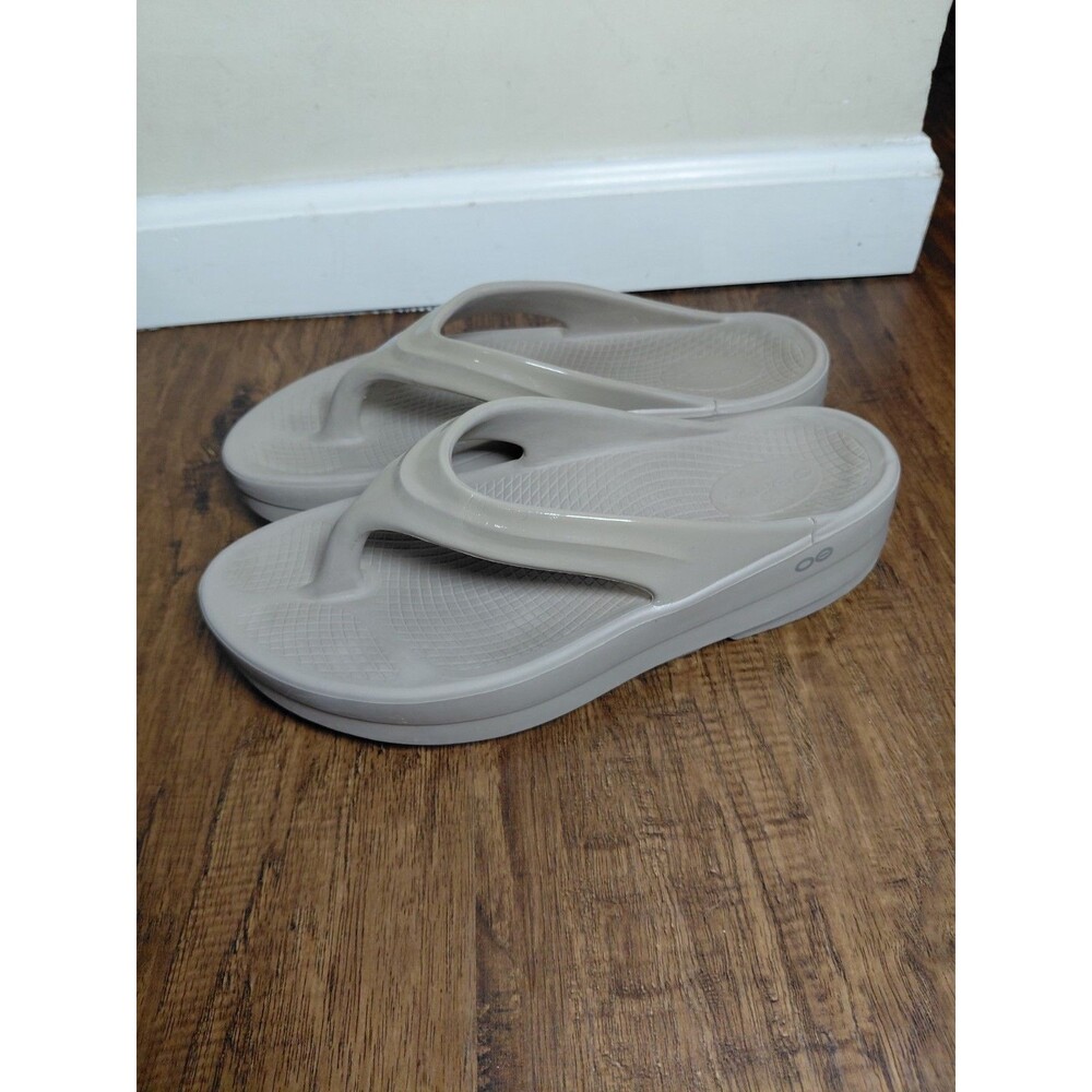 OOFOS Women's Flip Flop Sandals in Light Taupe